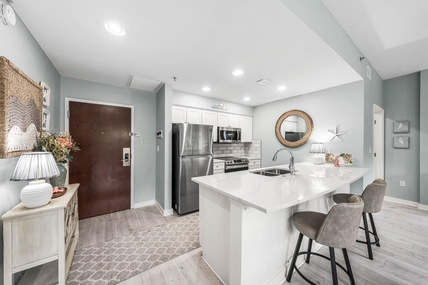 Rarely available in Luau I, this beautifully updated corner-unit - photo 5