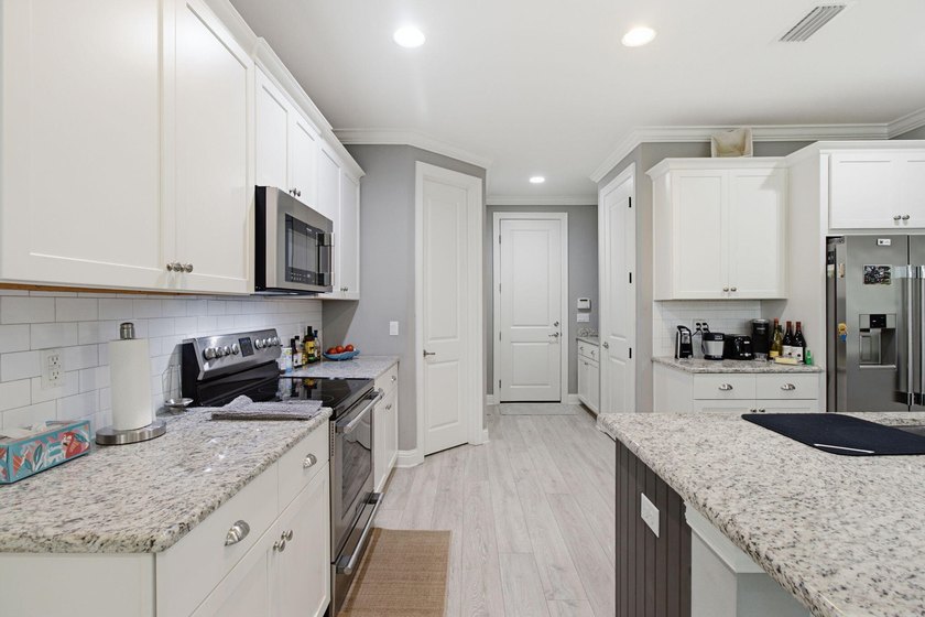 Priced $35k under recent appraisal! Welcome to 76 Oaktree Blvd - photo 9