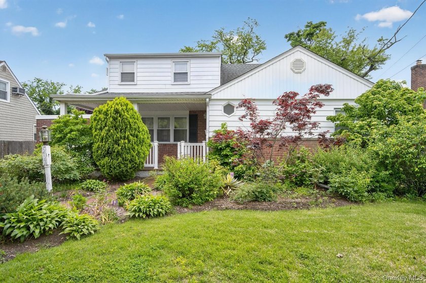 Welcome to 567 Pearl Street! This expansive and well maintained - photo 2