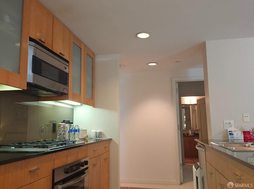 Enjoy city living at the Metropolitan on Rincon Hill. 2-bedroom - photo 14