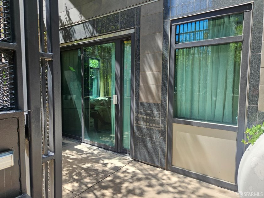 Enjoy city living at the Metropolitan on Rincon Hill. 2-bedroom - photo 24