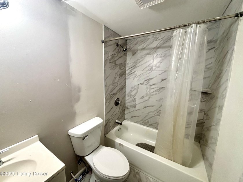 NEW ROOF &amp; HVAC! Completely renovated 2 bedroom/1 bath with open - photo 4