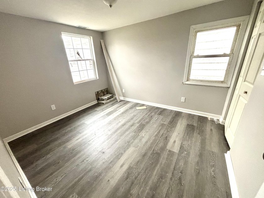 NEW ROOF &amp; HVAC! Completely renovated 2 bedroom/1 bath with open - photo 5