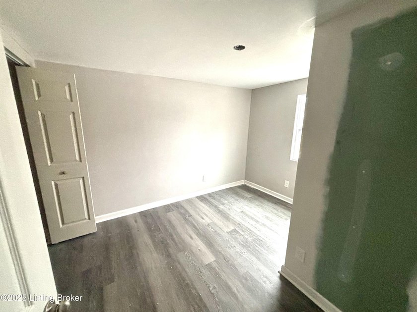 NEW ROOF &amp; HVAC! Completely renovated 2 bedroom/1 bath with open - photo 6