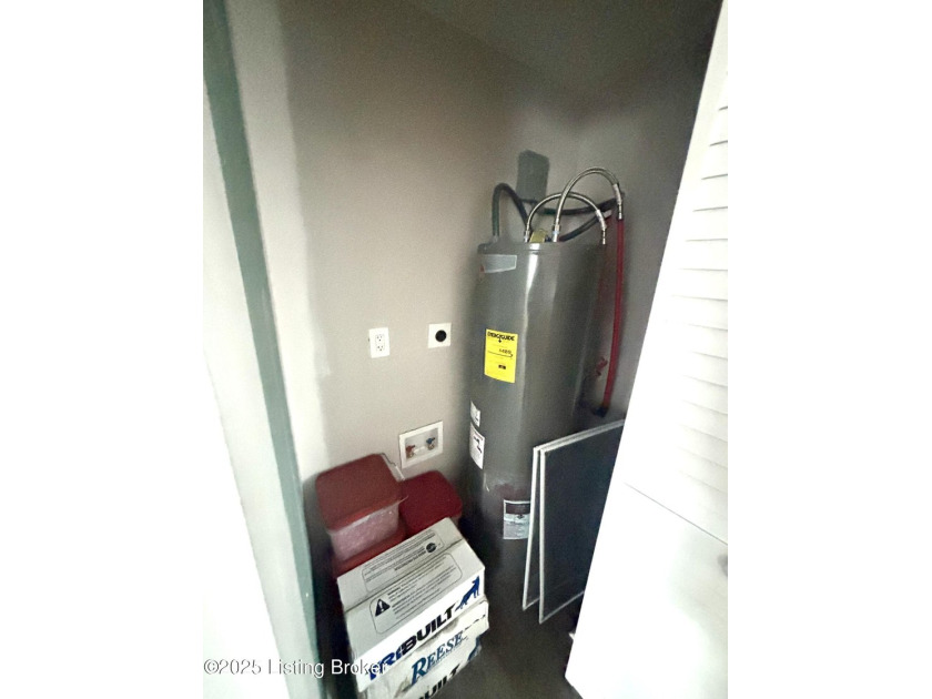 NEW ROOF &amp; HVAC! Completely renovated 2 bedroom/1 bath with open - photo 7