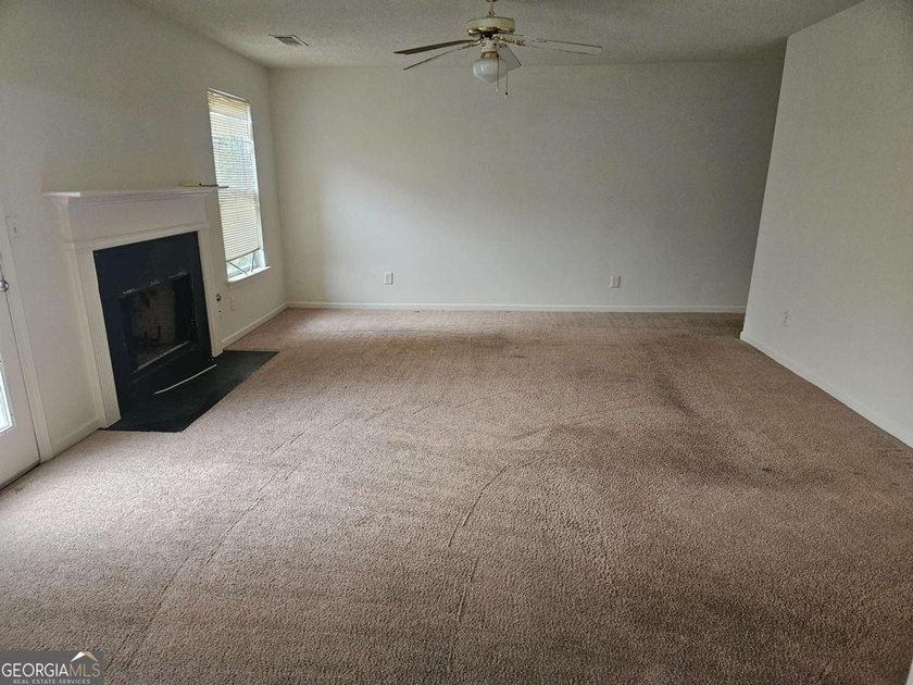 Welcome to this beautifully refreshed 4-bedroom, 2.5-bath home - photo 5