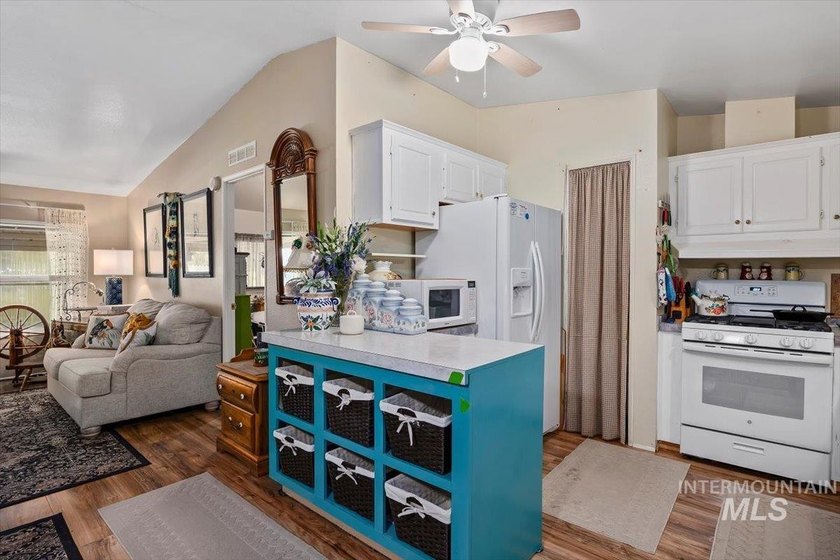 Welcome home to this spacious and well-maintained 3-bedroom - photo 11