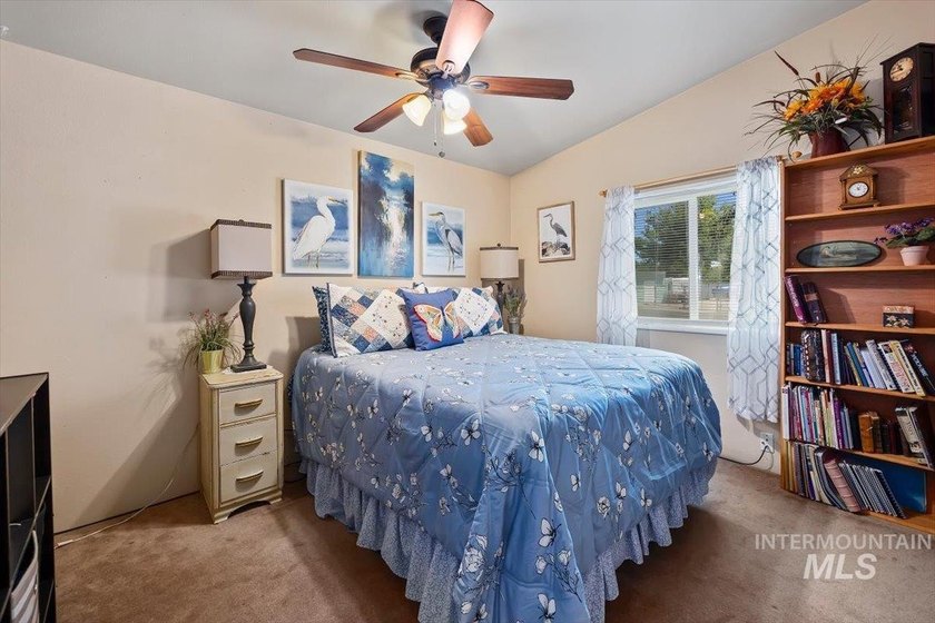 Welcome home to this spacious and well-maintained 3-bedroom - photo 20