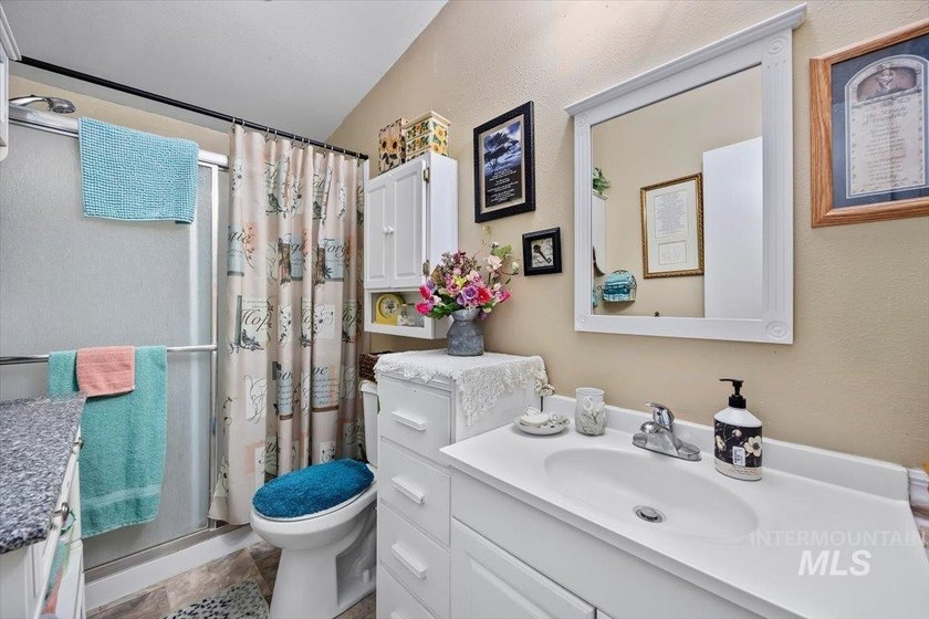 Welcome home to this spacious and well-maintained 3-bedroom - photo 21