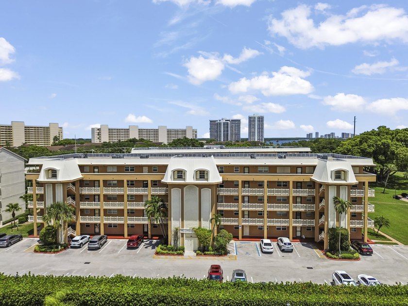 Welcome to this waterfront condominium in Waterway West - photo 24