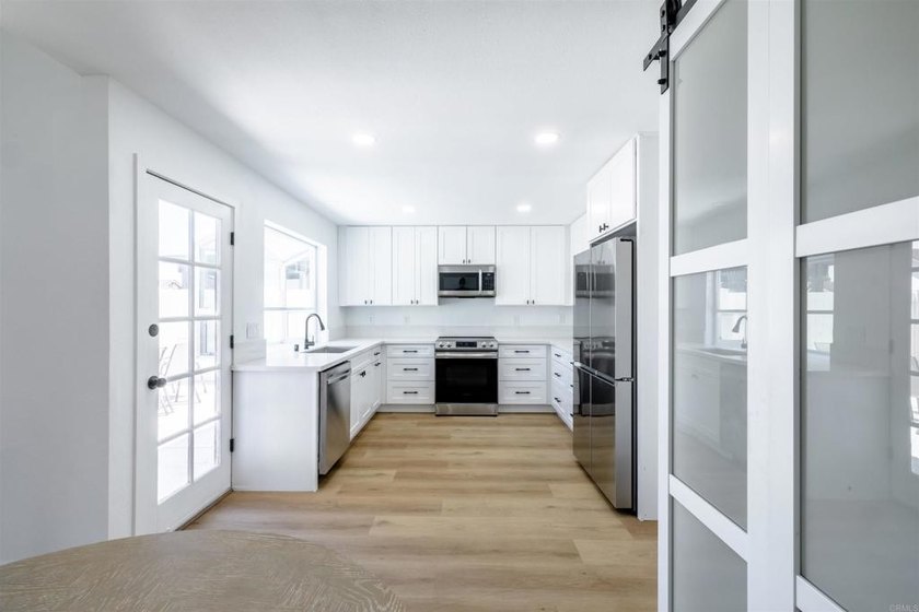 Move right into this beautifully maintained 2-bedroom - photo 2