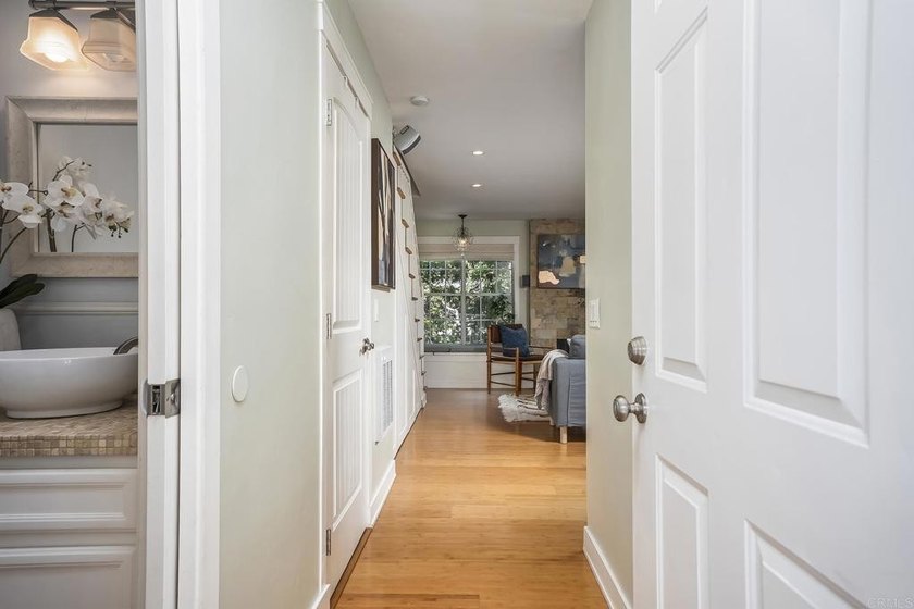 Beautifully upgraded 2 bed/2.5 bath townhome just one block from - photo 4