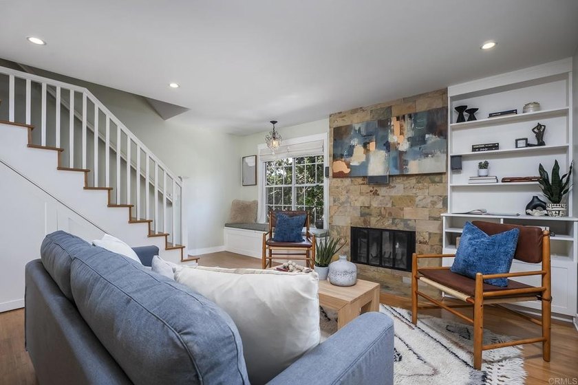 Beautifully upgraded 2 bed/2.5 bath townhome just one block from - photo 6