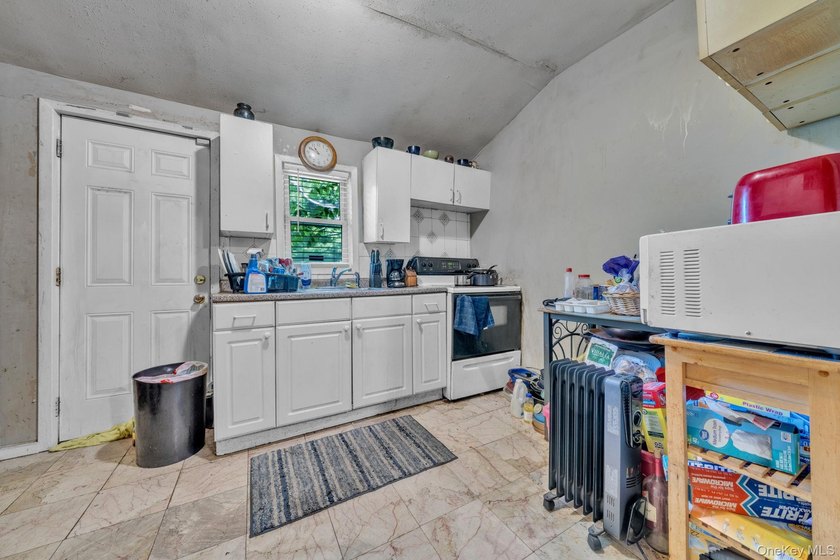 Handyman special and investor opportunity in the heart of - photo 3