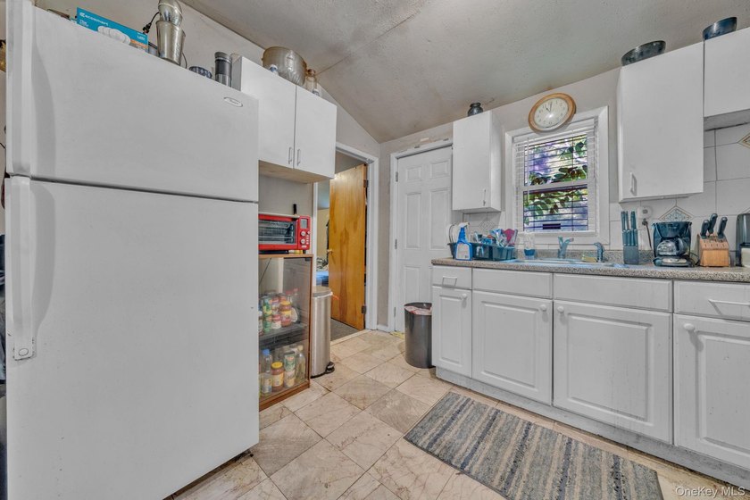 Handyman special and investor opportunity in the heart of - photo 4