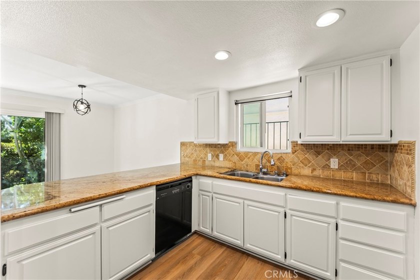 Beautiful Turn Key Corner Townhome in centrally located San - photo 13