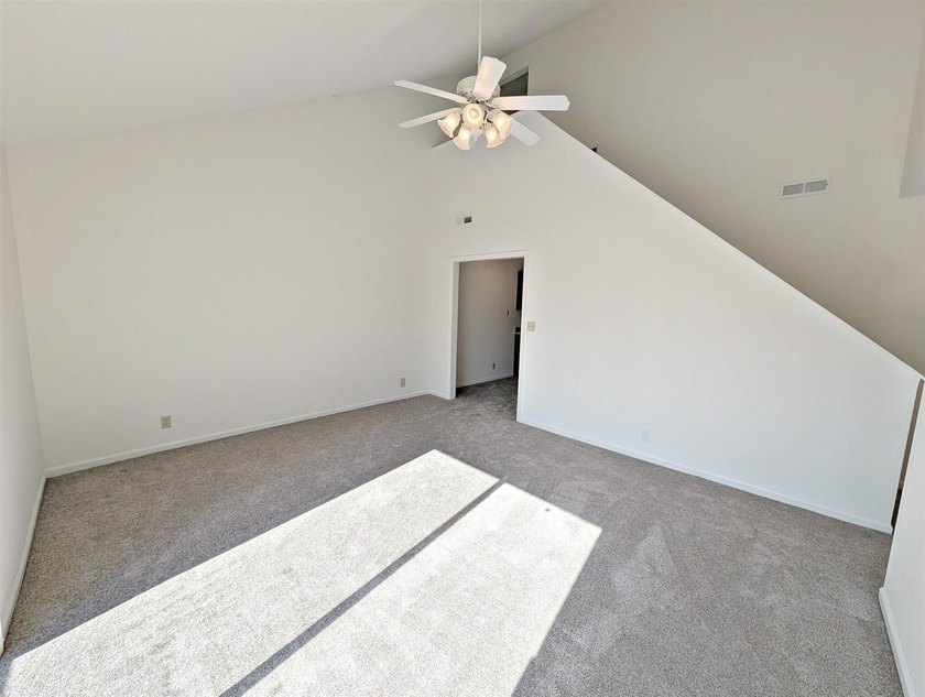 This 2br/2ba condo is move in ready. The owner just had all of - photo 4