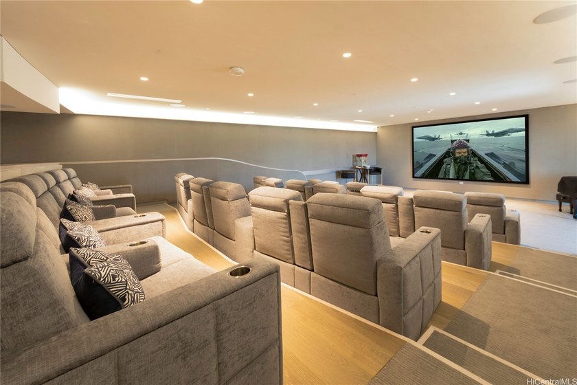 A rare 1-bedroom residence featuring 2 full bathrooms, this - photo 15