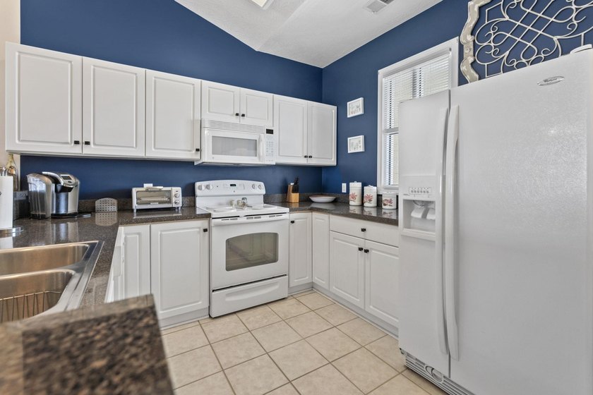Look at this beautifully furnished 2 bedroom, 2 bath condo - photo 5