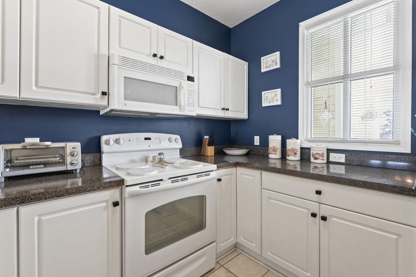 Look at this beautifully furnished 2 bedroom, 2 bath condo - photo 6