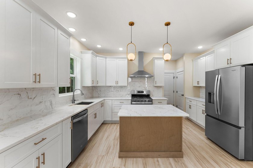 **INTERIOR PHOTOS COMING TOMORROW** Beautiful custom-built - photo 19