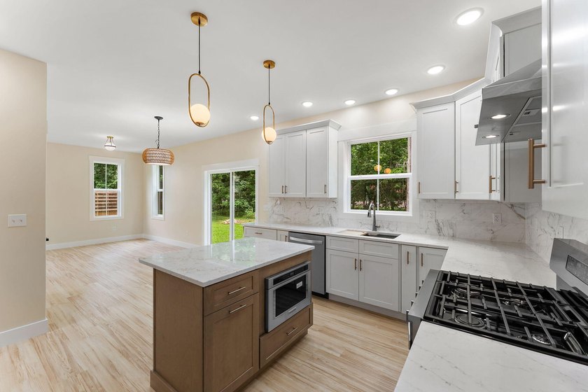 **INTERIOR PHOTOS COMING TOMORROW** Beautiful custom-built - photo 21