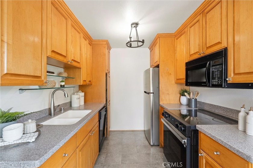 Welcome to this warm and inviting condo nestled in the heart of - photo 8
