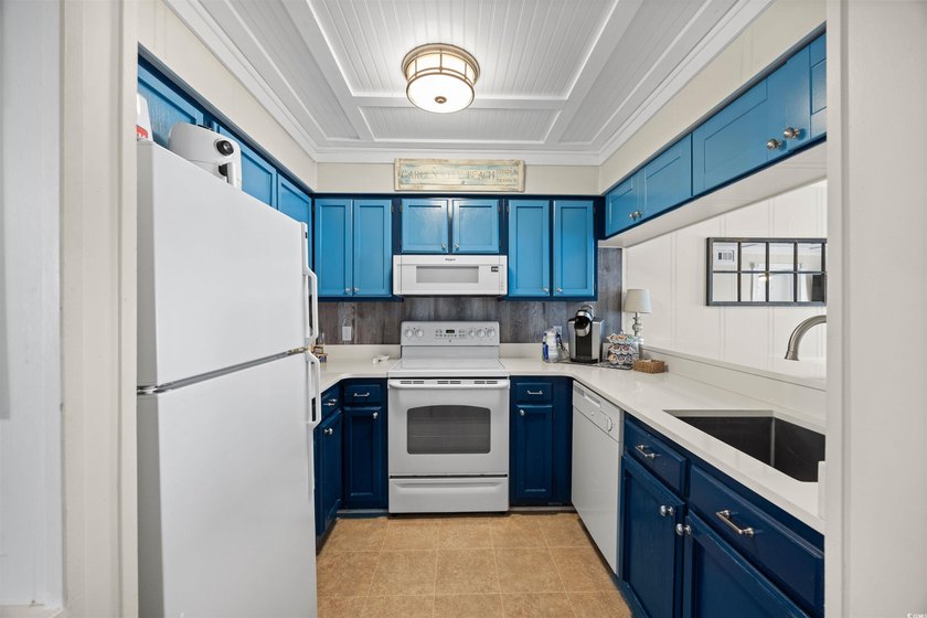 Charming, fully furnished, ocean view condo on Garden City Beach - photo 9