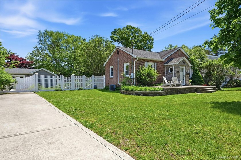 Beautiful Storybook Brick &amp; Stone 2/3 Bedroom, 2 Full Bath - photo 2