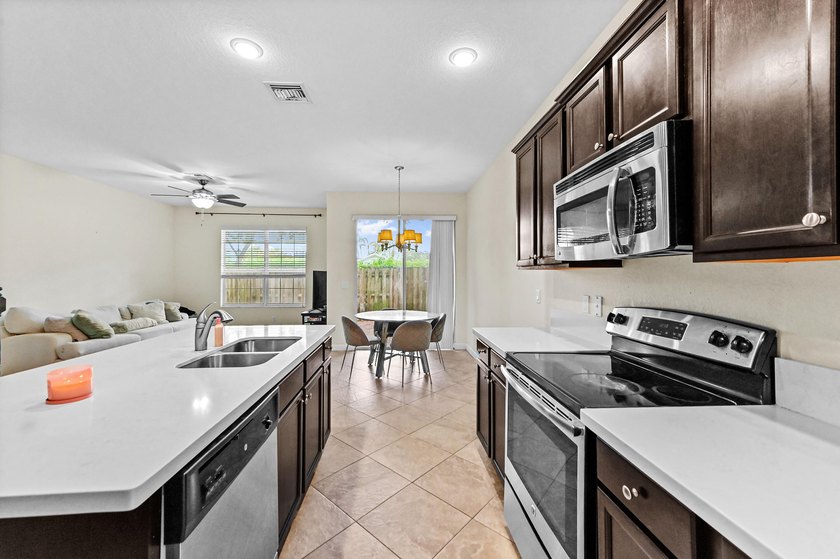 Welcome to this charming townhouse in Charleston Commons, West - photo 12