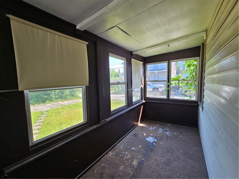 Large 4 bed 2 bath home on a flat corner lot with a concrete - photo 4