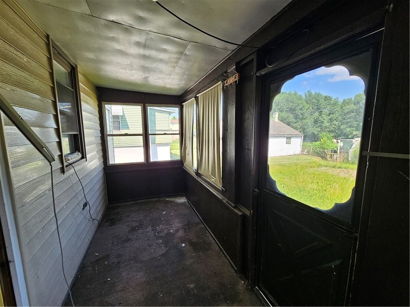 Large 4 bed 2 bath home on a flat corner lot with a concrete - photo 5