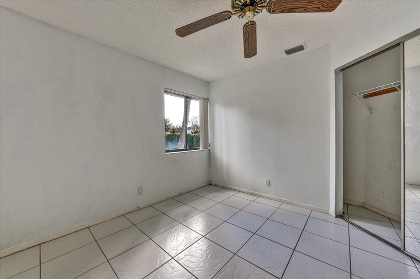Welcome to this charming and beautifully upgraded 3-bedroom - photo 14