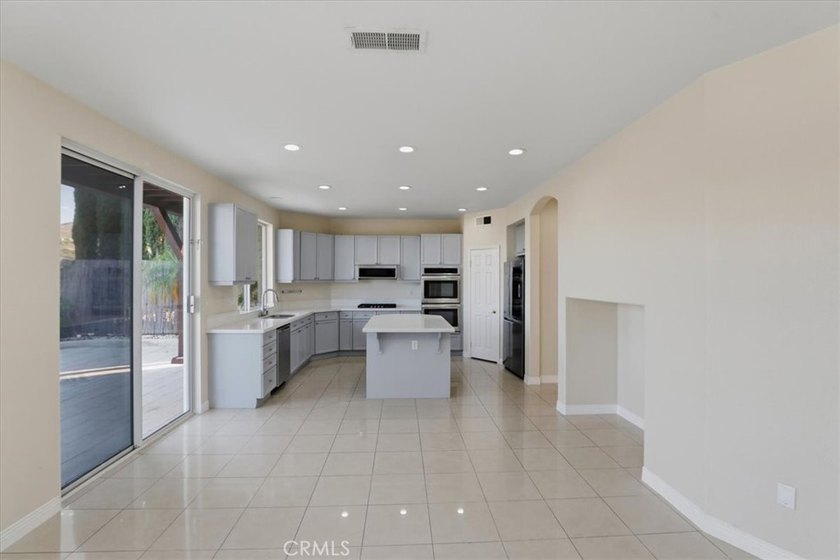 Gorgeous view home in the prestigious Eagle Glen community with - photo 18