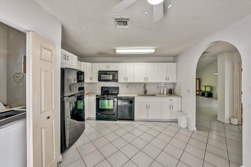 Welcome to this charming and beautifully upgraded 3-bedroom - photo 27