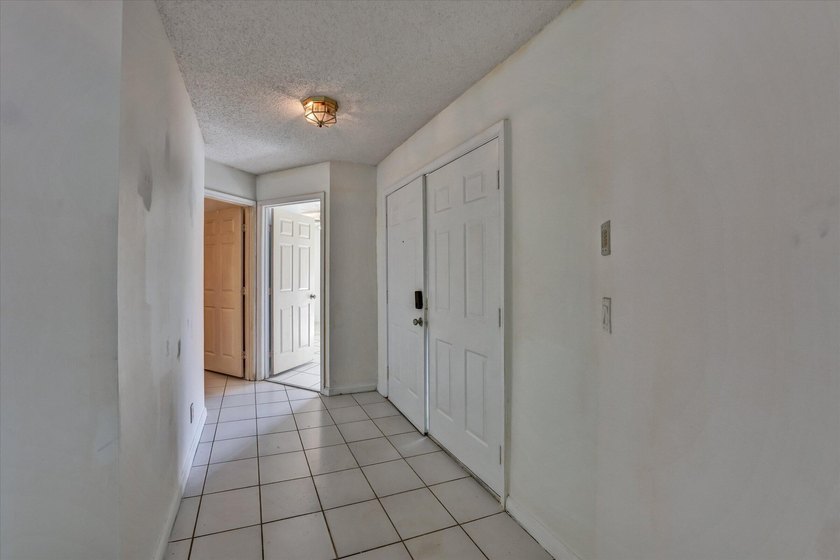 Welcome to this charming and beautifully upgraded 3-bedroom - photo 31