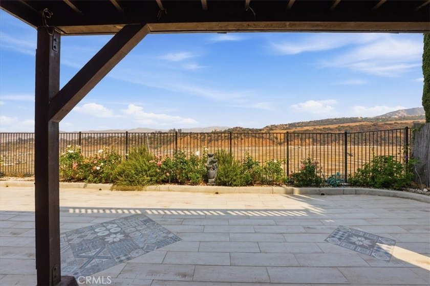 Gorgeous view home in the prestigious Eagle Glen community with - photo 42
