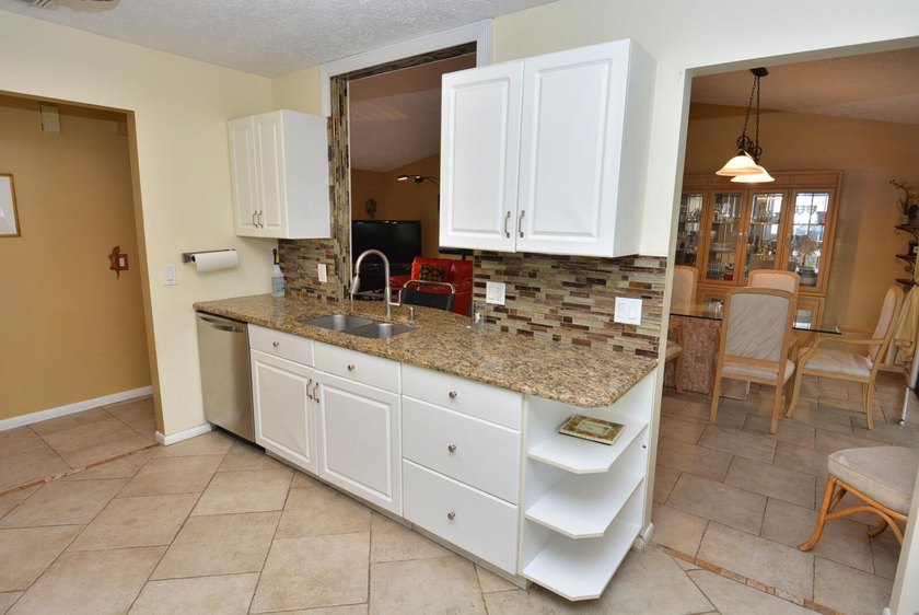 Unique opportunity to own a thoroughly maintained Corner lot - photo 12