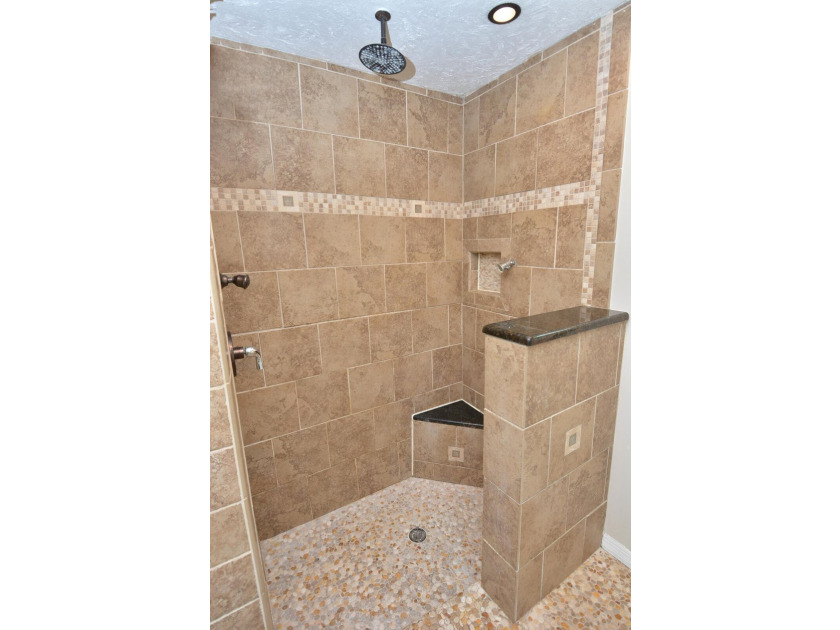 Unique opportunity to own a thoroughly maintained Corner lot - photo 18