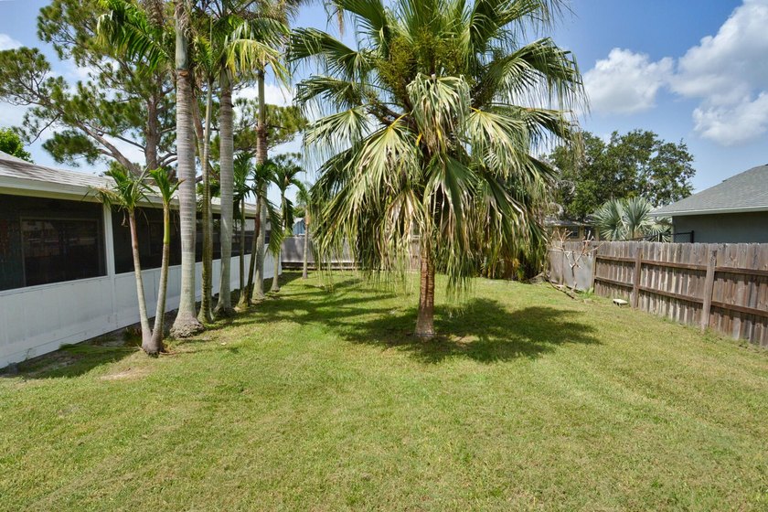 Unique opportunity to own a thoroughly maintained Corner lot - photo 31