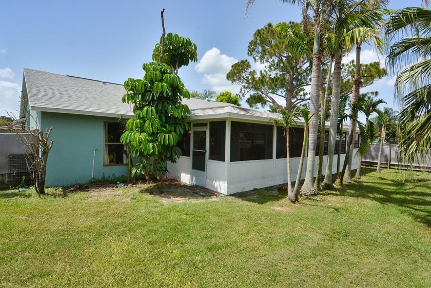 Unique opportunity to own a thoroughly maintained Corner lot - photo 32