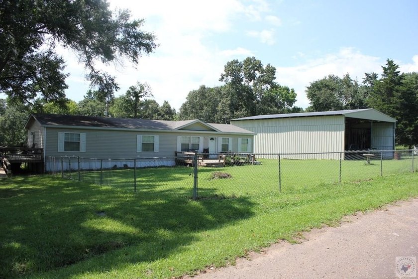 Home is on large lot has plenty of covered parking, pull through - photo 2