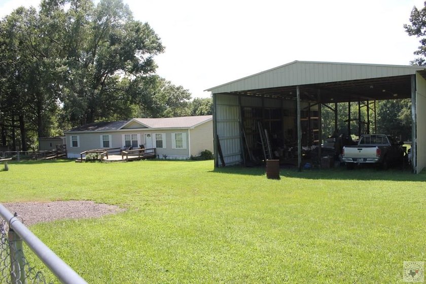 Home is on large lot has plenty of covered parking, pull through - photo 4