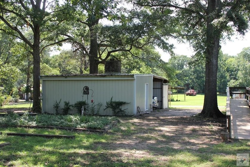 Home is on large lot has plenty of covered parking, pull through - photo 6