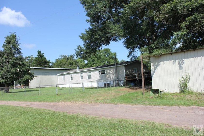 Home is on large lot has plenty of covered parking, pull through - photo 7