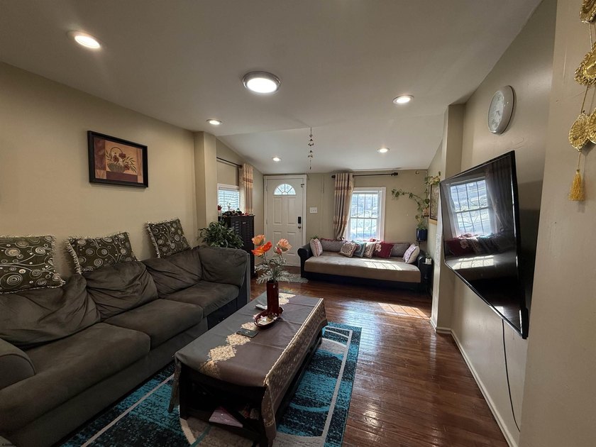 Price Improvement on this Single family home!! Well-maintained - photo 4