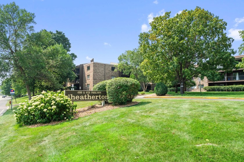 Come step inside this beautifully refreshed condo, and feel an - photo 4
