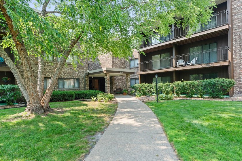 Come step inside this beautifully refreshed condo, and feel an - photo 5
