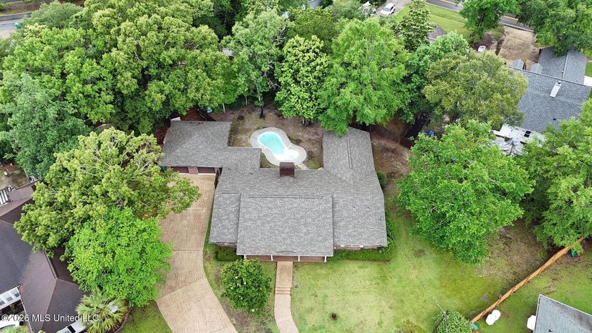 Situated on a quiet cul-de-sac in the heart of Diamondhead, this - photo 27