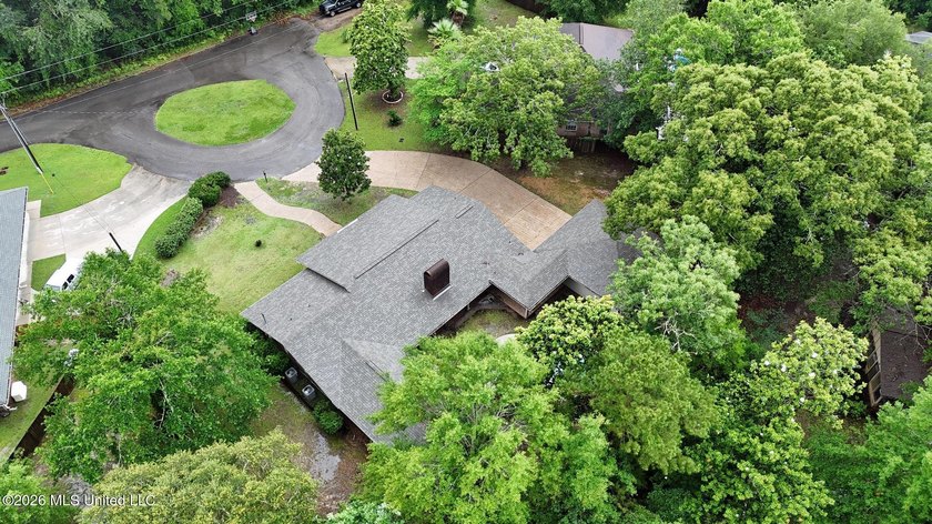Situated on a quiet cul-de-sac in the heart of Diamondhead, this - photo 30